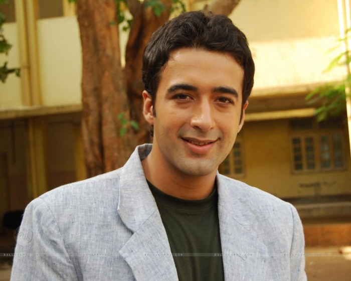 33353-puneet-tejwani-as-dr-shlok - Shlok