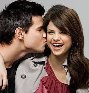 46566055_UXAWGKCGF - selena gomez