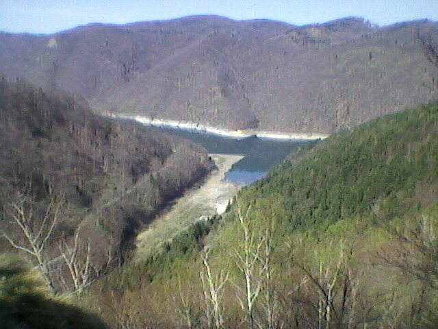 vedere de pe stanca spre lac