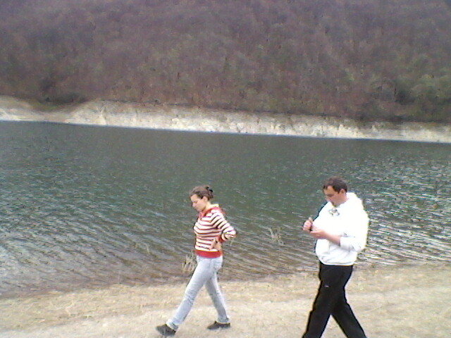 plimbare pe marginea lacului