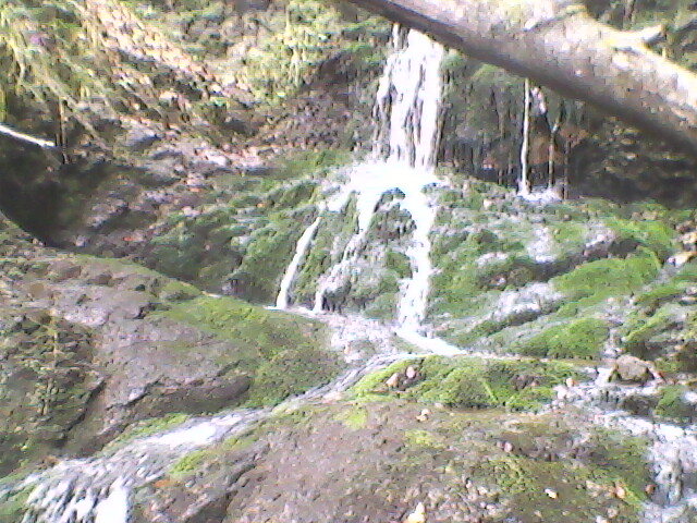 cadere de apa pe stanci cu muschi