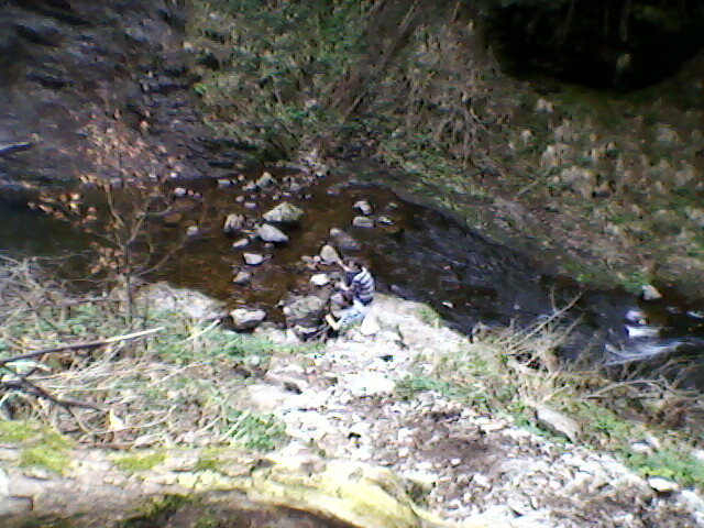 apa printre stanci 1