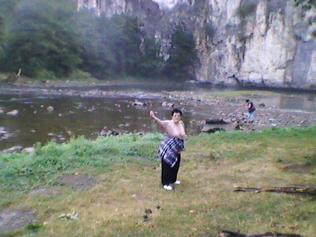 cineva ne saluta din mers