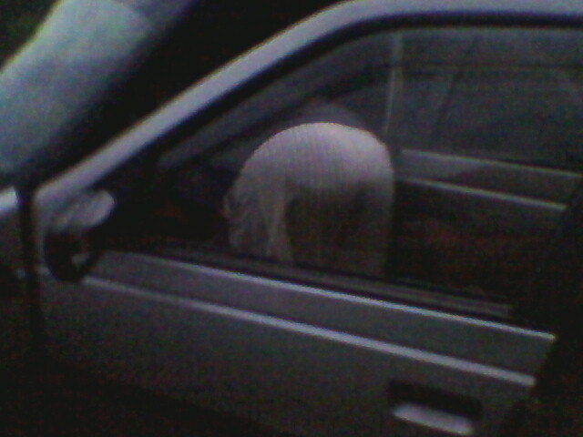 un fund etalat in geam