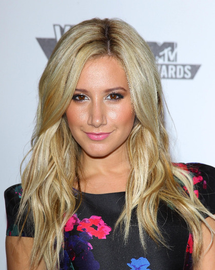 Ashley Tisdale - ASHLEY TISDALE LA MTV VIDEO MUSIC AWARDS 2011