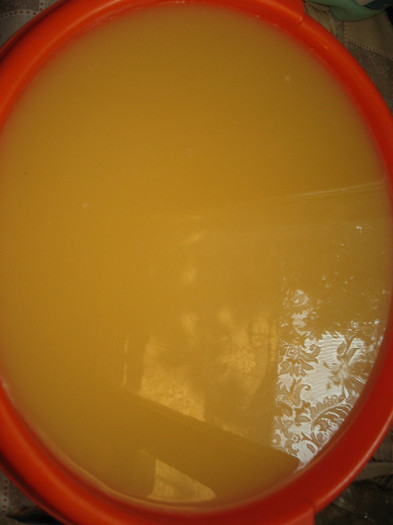 Vinul de mere ,oct.2011; se adauga 100 gr miere la litru,dupa 40 zile am otet de mere
