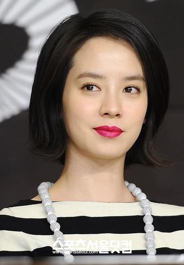song_ji_hyo_red_lipstick