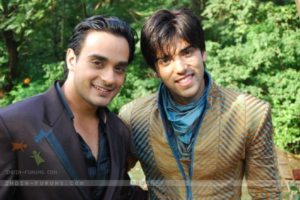 33336-alekh-and-ranvir-looking-hot - Angad Hasija