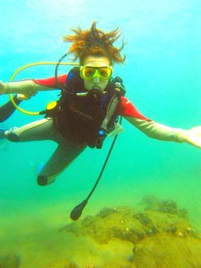 Miley o aduce pe Demi pe plaja. - 0 A BANDA DESENATA 1