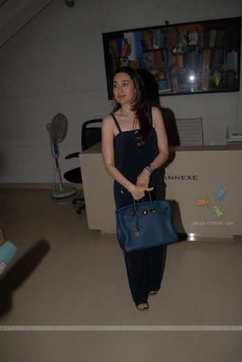 128054-karisma-kapoor-at-shahrukh-khan-cricket-screening-at-mannat - karesma kapoor