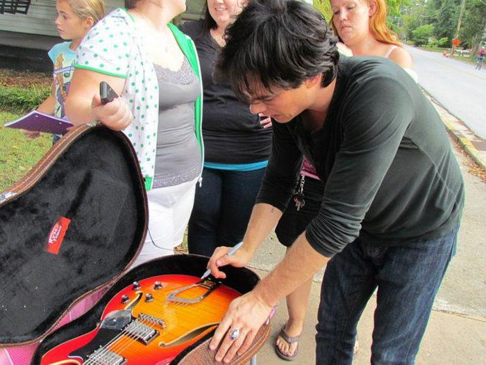 312170_223565464369737_138109149582036_634916_981882189_n - Ian Somerhalder
