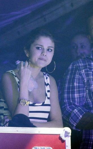 Selena : Ok...dar la gluma asta imi vine mai mult sa plang decat sa rad...Justin...glumesti nu? - 0 A BANDA DESENATA 2