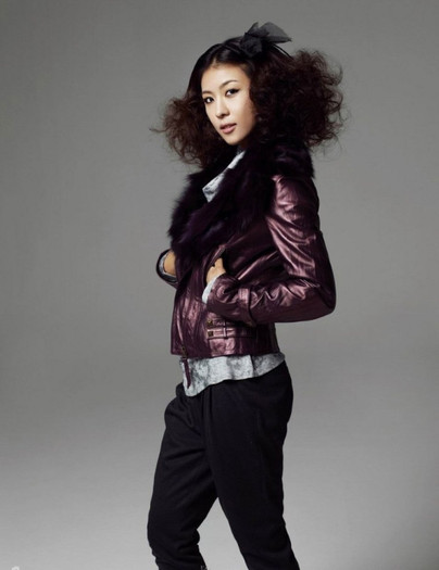Attractive South Korean actress Ha Ji Won photo album (44)