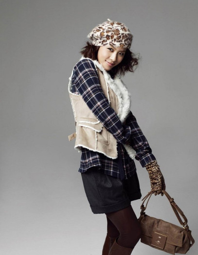 Attractive South Korean actress Ha Ji Won photo album (49)