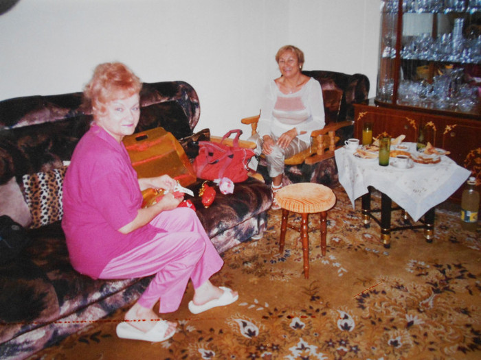 de ziua ei isi desfàcea cadourile