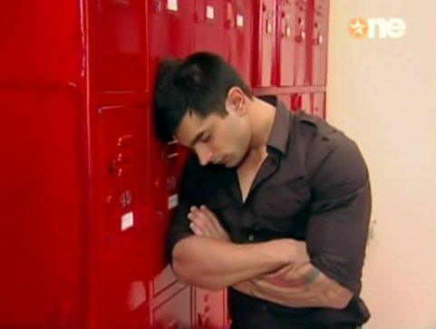 310434_175557202521838_130388720372020_350472_1983298342_n - xxKaran Singh Grover-Armaanxx