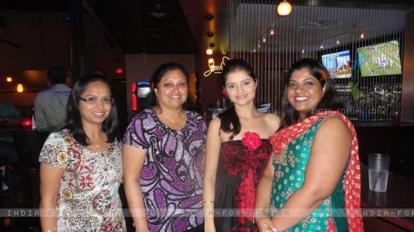 159578-rubina-with-fans-in-us - rubina dilaik