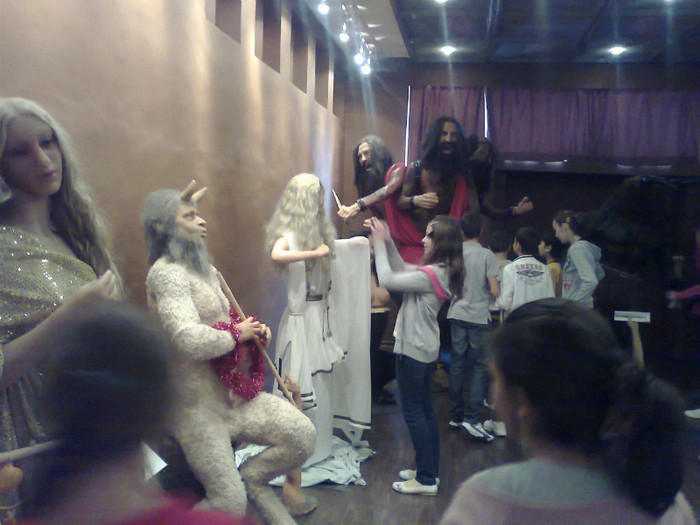 Vizitare expozitie Figurine mitologice din ceara