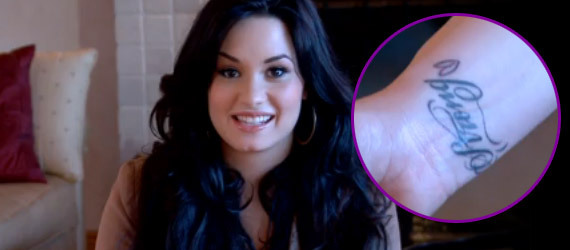 demi-lovato-tatuaje-mu - Tatuaje Demi Lovato