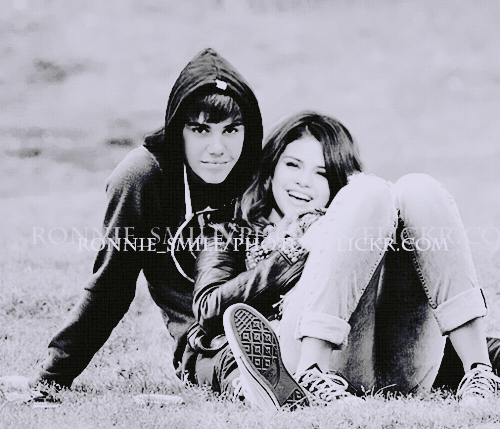 47569907_NGGQUFNGE - cat de mult o yuby pe selena gomez si justin bieber