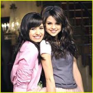 47582999_RXQTXQACH - cat de mult o yuby pe selena gomez si justin bieber