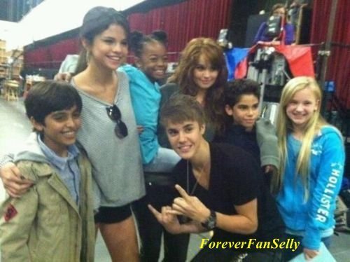 47583177_CRTVMYMAR - cat de mult o yuby pe selena gomez si justin bieber