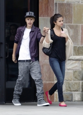 47838523_VSBLYXNPP - cat de mult o yuby pe selena gomez si justin bieber