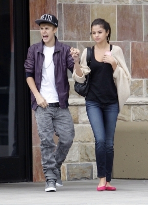 47838547_QBMYOXRVE - cat de mult o yuby pe selena gomez si justin bieber