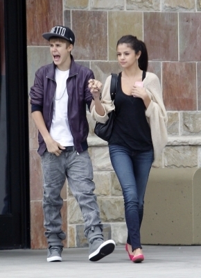 47838558_VFYQAQSMO - cat de mult o yuby pe selena gomez si justin bieber
