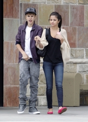 47838568_PAEFITBSG - cat de mult o yuby pe selena gomez si justin bieber