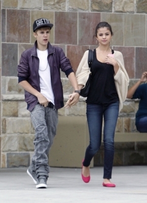 47838586_JGHYWHCBP - cat de mult o yuby pe selena gomez si justin bieber