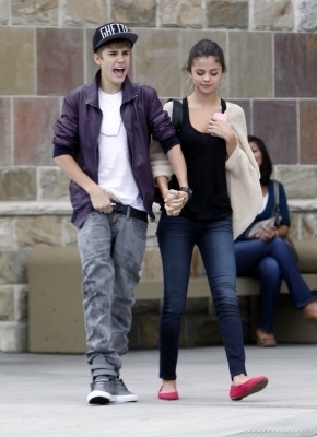 47838593_VDICUEFBR - cat de mult o yuby pe selena gomez si justin bieber