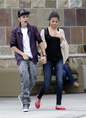 47838602_KUCELFTGE - cat de mult o yuby pe selena gomez si justin bieber