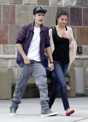 47838611_NZSIIZPGV - cat de mult o yuby pe selena gomez si justin bieber