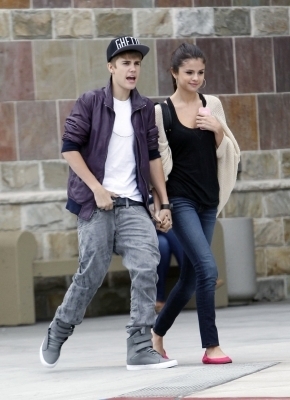47838619_XJXMEBVHW - cat de mult o yuby pe selena gomez si justin bieber