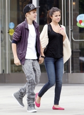 47838628_ZMXRXSTBD - cat de mult o yuby pe selena gomez si justin bieber