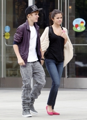 47838636_ZUJDHJWQR - cat de mult o yuby pe selena gomez si justin bieber