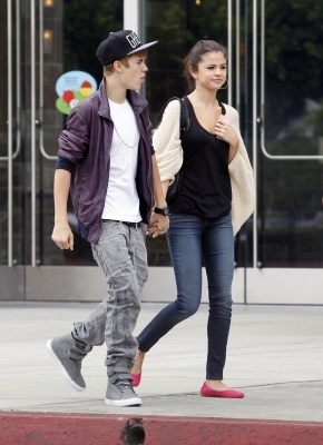 47838642_VGYRDHOQM - cat de mult o yuby pe selena gomez si justin bieber