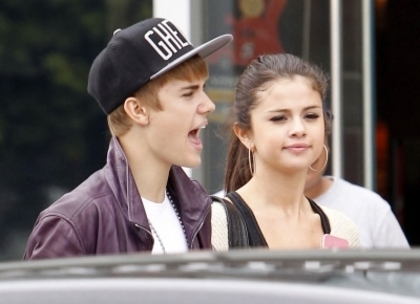 47838651_PLTMLFJCD - cat de mult o yuby pe selena gomez si justin bieber