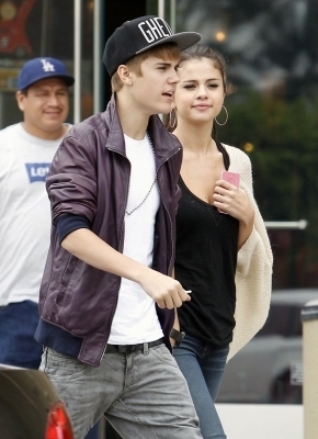 47838656_CWEFVZPZH - cat de mult o yuby pe selena gomez si justin bieber