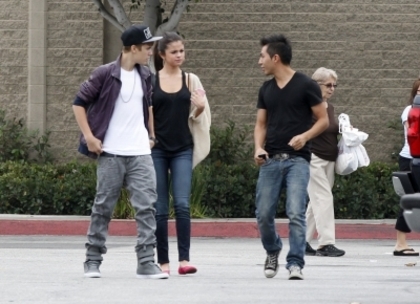 47838677_HIXKKTPQO - cat de mult o yuby pe selena gomez si justin bieber