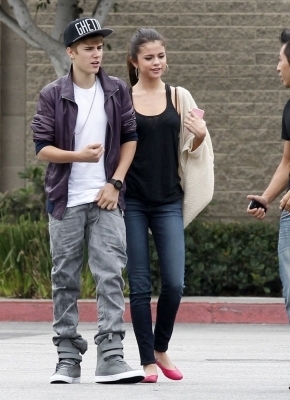 47838681_OGOVFJSWZ - cat de mult o yuby pe selena gomez si justin bieber