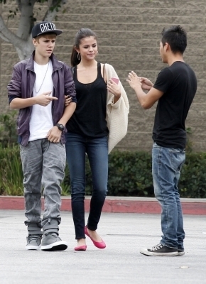 47838708_WZALNHZIM - cat de mult o yuby pe selena gomez si justin bieber