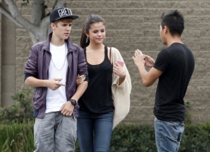 47838727_JOZTOBFKA - cat de mult o yuby pe selena gomez si justin bieber