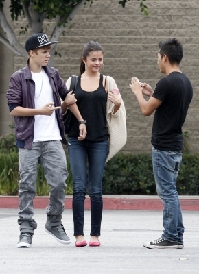 47838749_DWUMROLWB - cat de mult o yuby pe selena gomez si justin bieber