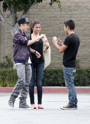 47838774_XZMZCJTOA - cat de mult o yuby pe selena gomez si justin bieber