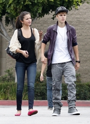 47838793_NNJGEJUUD - cat de mult o yuby pe selena gomez si justin bieber