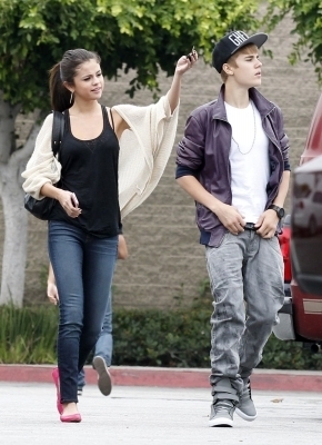 47838815_HUOVDIXIB - cat de mult o yuby pe selena gomez si justin bieber