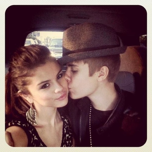 47859532_GMDPEPRUS - cat de mult o yuby pe selena gomez si justin bieber
