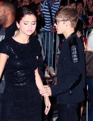 47864554_UIALHQNCN - cat de mult o yuby pe selena gomez si justin bieber